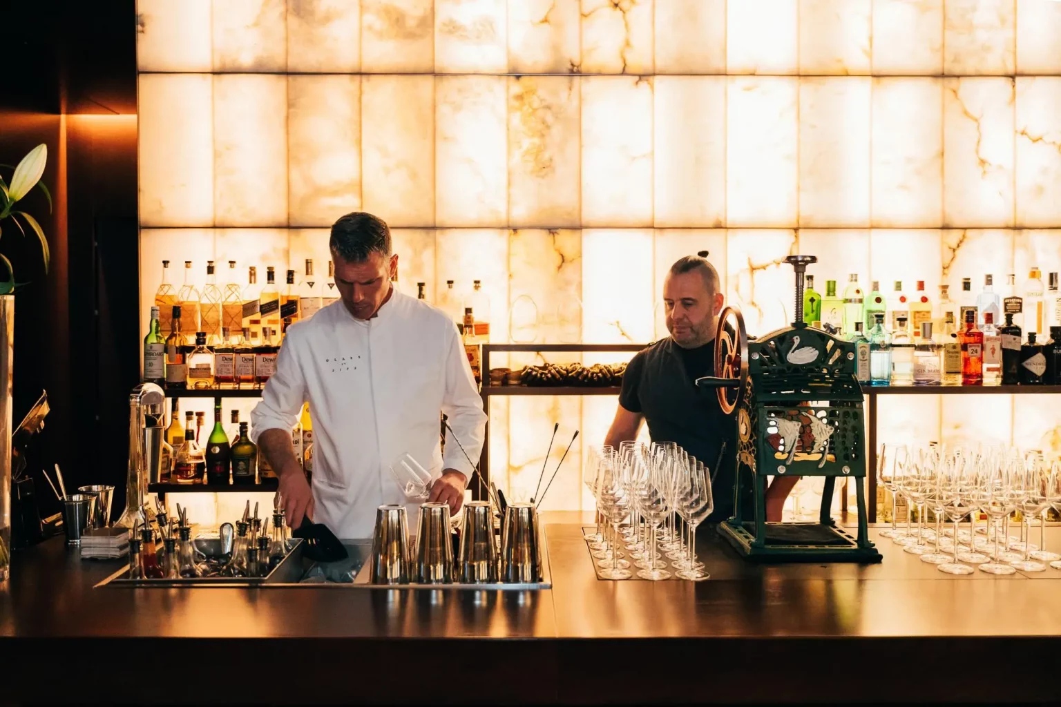 UR_GLASSbySIPS-Oscar-y-Marc